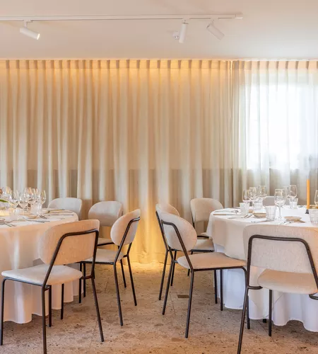 Restaurantzaal met tafellinnen en gordijnen van Altex Hospitality Textiles