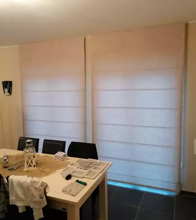 Vouwgordijnen in een landelijk interieur